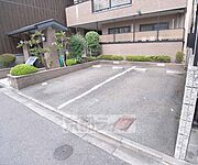 駐車場はマンションを出たところです。