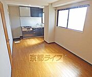 日中は日差しが入ってきます。