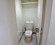 棚付きの広いトイレット空間