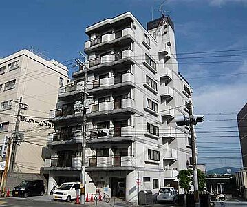 外観：7階建てのマンションタイプ。