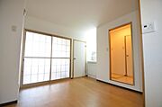 洋室への扉から入ってくる光が綺麗！ロマンティックなお部屋！