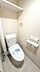 トイレ：清潔で快適な温水洗浄便座を完備。寒い日も座面が温かく、毎日のトイレタイムをより心地よい空間に変えます
