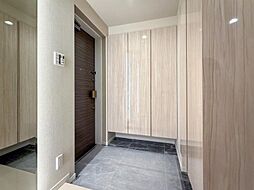 広々とした玄関で大切なお客様をお出迎え。明るく気持ちの良い玄関は気持ちが盛り上がります。