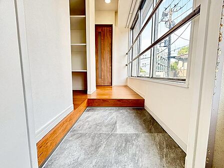 毎日気持ちよく出入りできる、明るく開放的な玄関です。