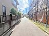 外観：駅からの帰り道には最寄りのスーパーがございます。毎日のご通勤など非常に助かります。