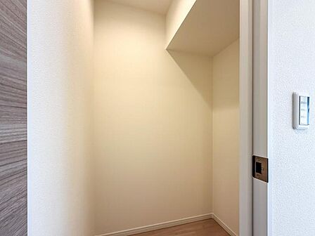 リビングにある納戸。普段使わない家電やスーツケース、ストック品など何でも片付く嬉しい空間です。