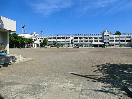 世田谷区立用賀中学校 890m