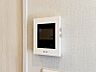 室内：誰が来ても分かるようにテレビモニター付きインターホンを設置。防犯上でも役立ちます。