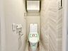 トイレ：白を基調としたウォシュレットトイレは清潔感あるプライベート空間を演出します。