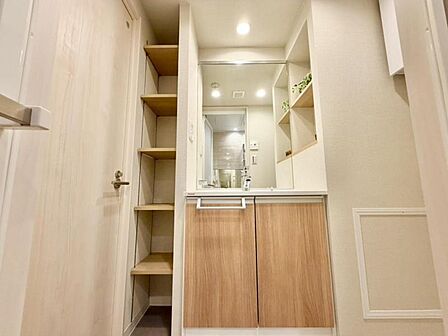 一日の始まりと終わりは洗面化粧台から。清潔感と機能性を備えたパウダールームです。