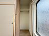 収納：各部屋に備えられたクローゼット。普段使わないものを全部しまってしまえば、お部屋の空間をたっぷり使うことが出来ます。