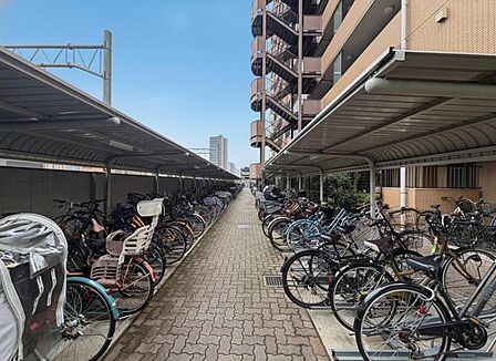 玄関につながる駐輪スペースなので重い荷物の出し入れの負担を最小限に抑えられ、小さなお子様も安心・安全の乗り降りができます。