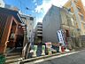外観：駅前の商店街から中に入った道なので、程よい人目があり、お買い物も便利です。