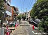 外観：前面道路は一方通行ですので、小さなお子様もご安心してお過ごしいただけます。