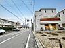 外観：前面道路は幅員が広く、余裕をもって駐車することができます