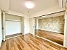 室内：リビングとつながるお部屋は、お友達が遊びに来た時にも使えますし、ちょっと疲れた時にお昼寝できるのも嬉しいですね。
