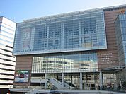 川口市立中央図書館（302m）