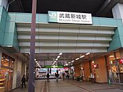 武蔵新城駅（JR 南武線） 徒歩22分。（1760m）