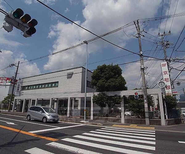 画像30:京都銀行 東亀岡支店まで300m 頼政塚の交差点にございます。