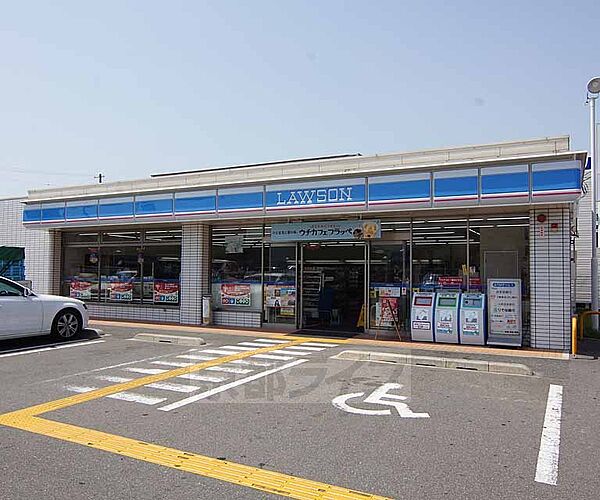 画像30:ローソン下鳥羽長田町店まで313m 国道1号線沿いです。駐車場は非常に広くなっております。