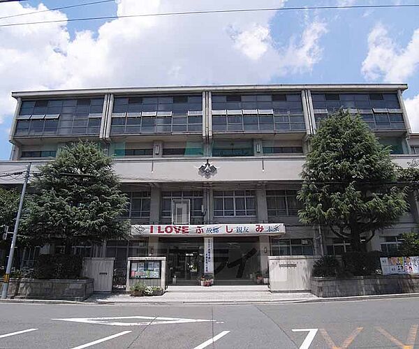 伏見中学校まで2520m 活気のある中学校です。