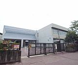 詳徳中学校まで1900m 活気のある中学校です。