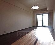 日当たりが良い広々とした部屋です。