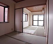 ふすまを開けるとかなり広いです。
