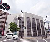 滋賀銀行東山支店まで32m 東山三条交差点にございます。