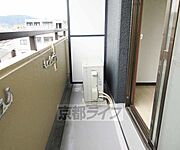 幅の広いバルコニーです