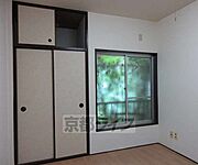 収納のついた洋室です
