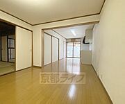 北大路通りに面した6ＳＬＤＫと部屋数の多い戸建てです。趣ある坪庭があり町屋の雰囲気を残したまま水回りは快適に改装されています。