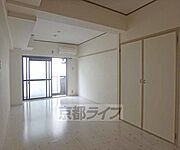 白を基調とした10．8帖の広々とした居室です。