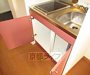 キッチン下にも収納できます