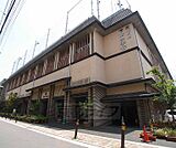 下京中学校まで460m キレイな外観の中学校です