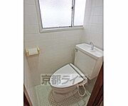 小窓付きの明るいトイレスペースです。
