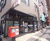 京都西院郵便局まで512m 阪急西院駅の近くにあります。（東側）　四条通いにあり、便利な立地です。