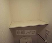 トイレにも物置付きで便利ですね。