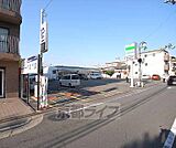 サークルＫ伏見墨染店まで25m 墨染通沿いのコンビニ。非常に駐車場が広い