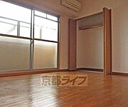 広々とした部屋です。