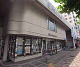 京都信用金庫 壬生支店まで399m 西院駅と大宮駅の間にございます。四条通り沿い。