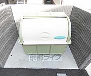 建物に備え付けのゴミ箱です。