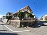 その他：閑静な住宅街に所在し陽当り良好な角地佇む邸宅です。