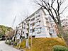 外観：落ち着いた色調とデザインが特徴の外観は、住む人の心を和ませる上品な佇まい。高級感と清潔感が漂い、安心して暮らせる住環境を実感できます。