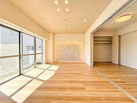 アクセントクロスと間接照明が印象的なリビング空間。リフォーム済の内装は清潔感があり、家具配置もしやすい整形のレイアウトが魅力です。