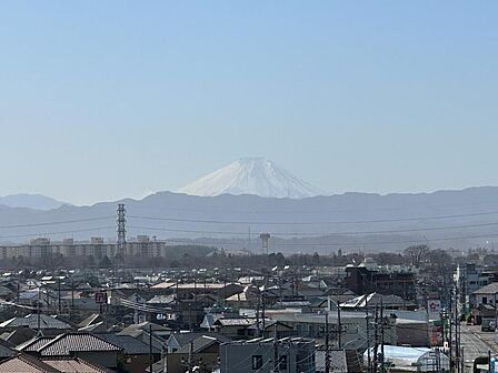 晴れた日には富士山を望む贅沢なロケーション。日常の中で四季の移ろいを感じられる特別な住まいです。