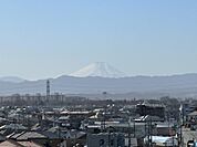 晴れた日には富士山を望む贅沢なロケーション。日常の中で四季の移ろいを感じられる特別な住まいです。