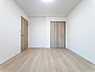 子供部屋：明るい木目調のフローリングが心地よい洋室です。収納も完備しており、お子様の成長に合わせて様々に活用できるプライベート空間になります。