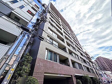 スタイリッシュで洗練された外観が、毎日帰宅するのを楽しみにさせてくれます。上質なデザインが目を引き、住む人にも訪れる人にも好印象を与える美しい佇まいが魅力です。