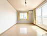子供部屋：南からの光がたっぷり差し込む明るい洋室。開放感のある心地よい空間です。